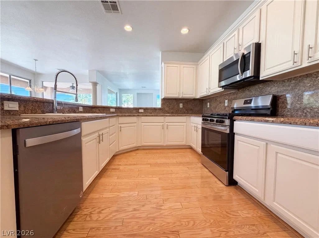 10228 Donde Avenue photo 2