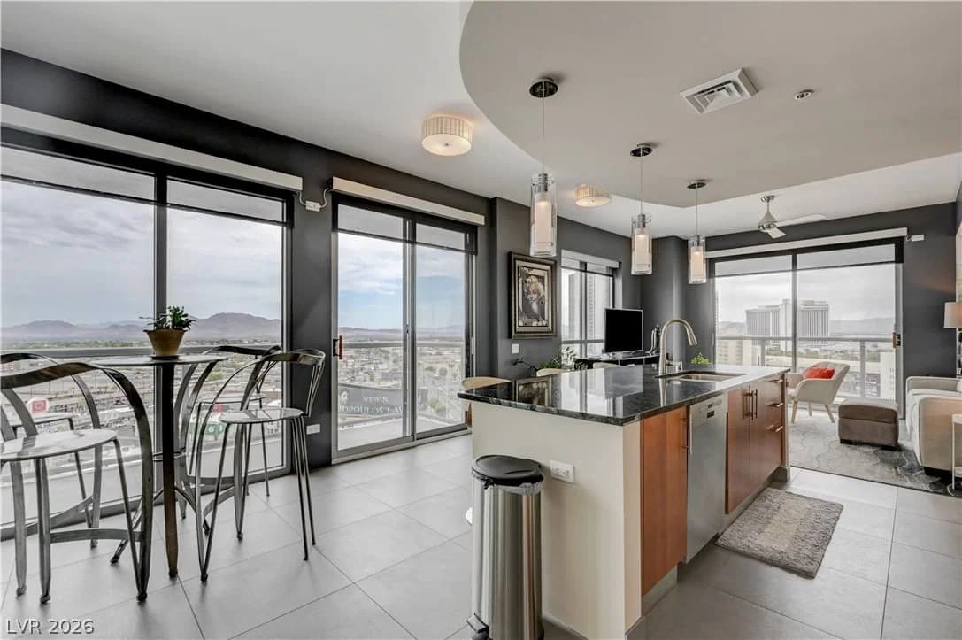 200 Sahara Avenue photo 3