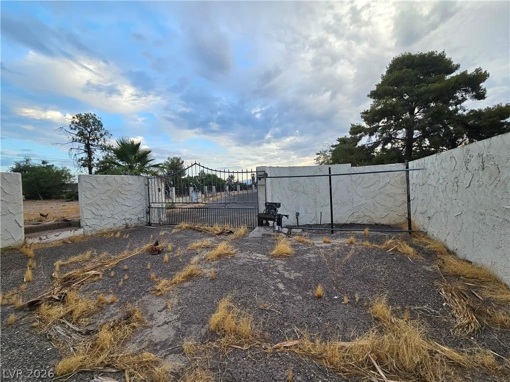 3115 Viking Road photo 2
