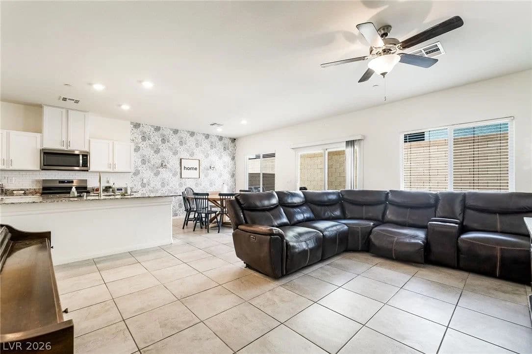 1087 Gentle Swan Street photo 4