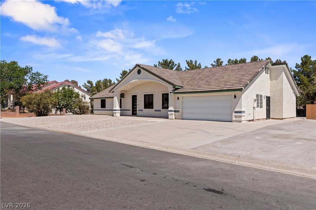 2024 Lou Adams Avenue photo 3