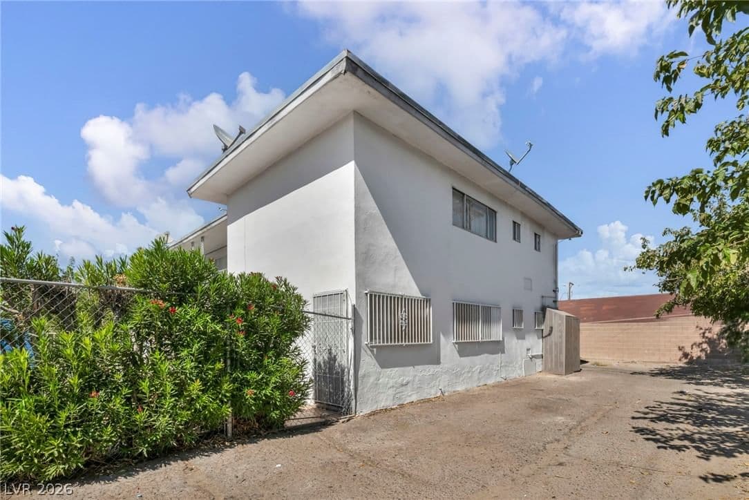 1165 Sierra Vista Drive photo 4