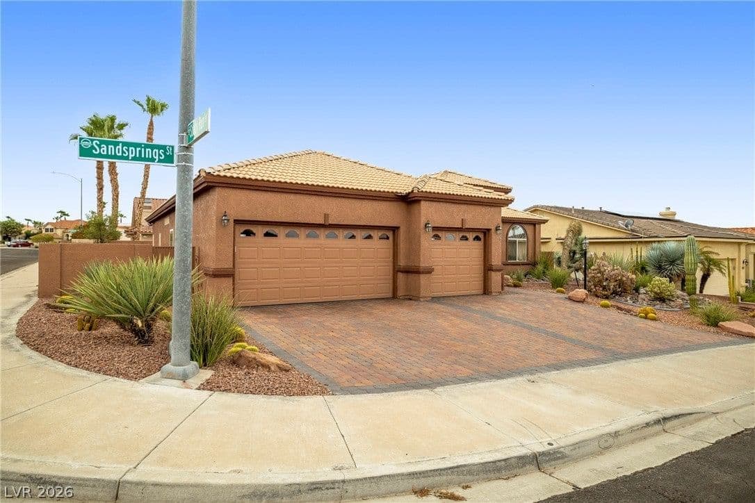 824 Sandsprings Street photo 3