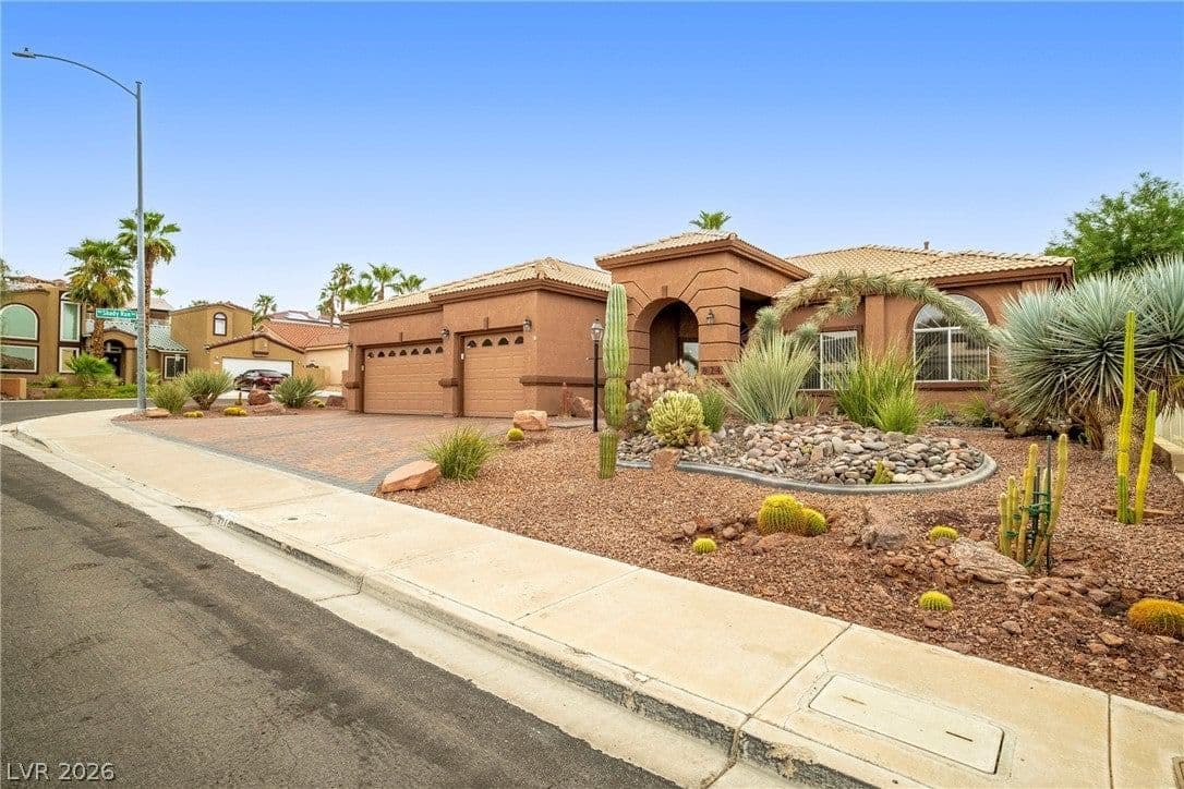 824 Sandsprings Street photo 4