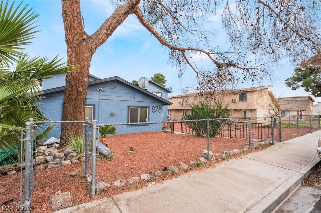 828 Sagman Street photo 3