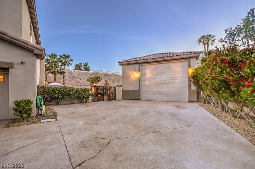 2849 Soaring Peak Avenue photo 4
