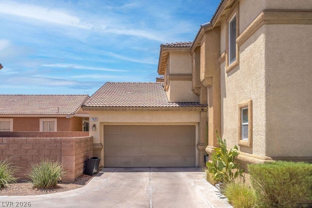 1426 Evening Song Avenue photo 2