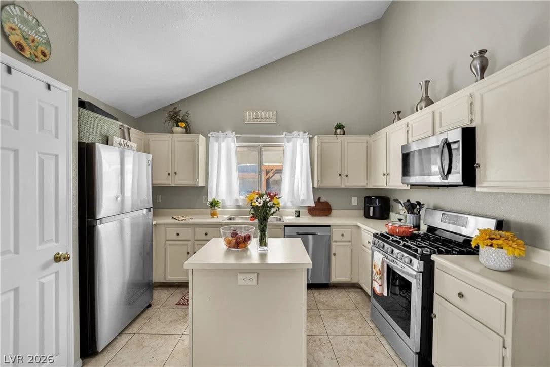 1714 La Cruz Drive photo 3