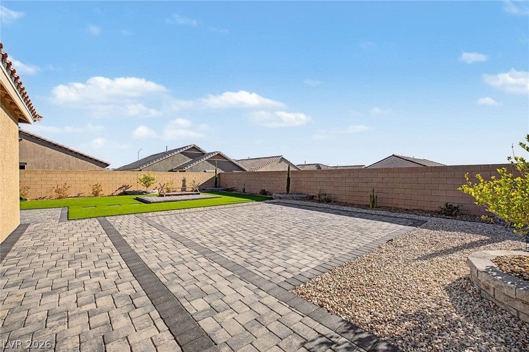 877 Mary Baer Way photo 2