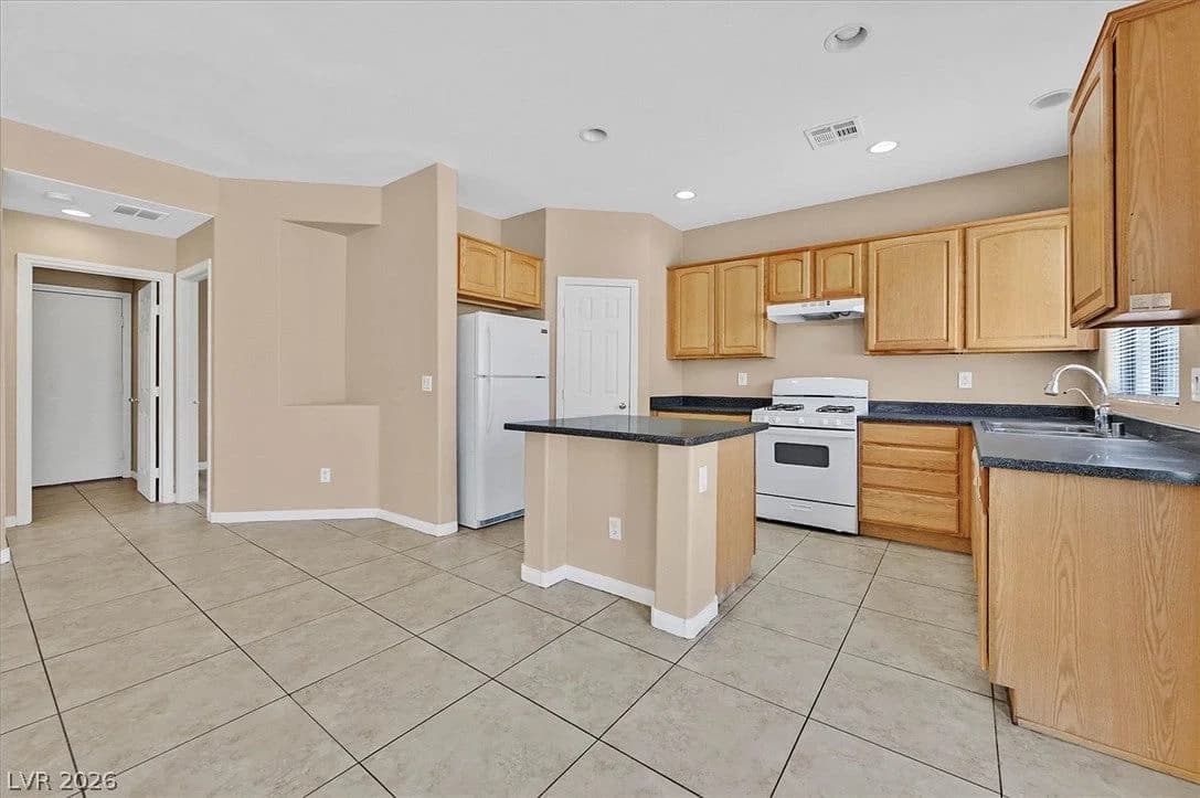 208 Tainted Berry Avenue photo 5