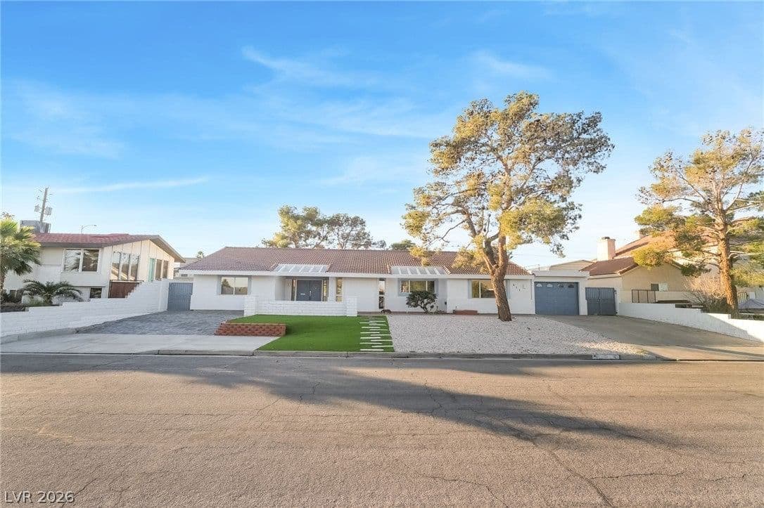 611 Fairway Road photo 4