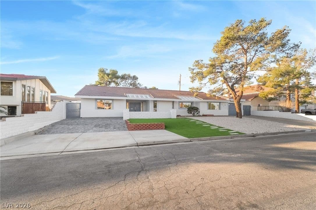 611 Fairway Road photo 3