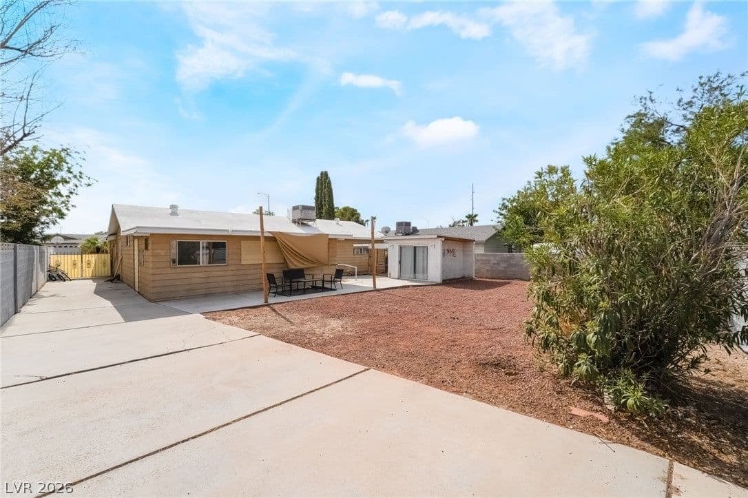 836 Benita Place photo 3