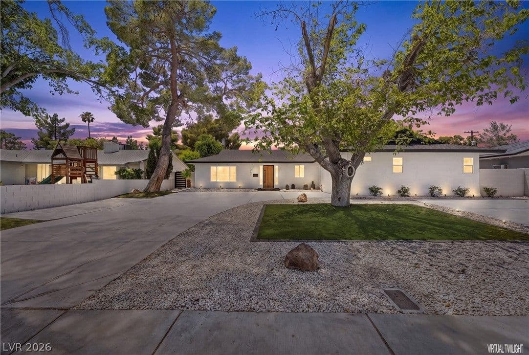 1242 Campbell Drive photo 2