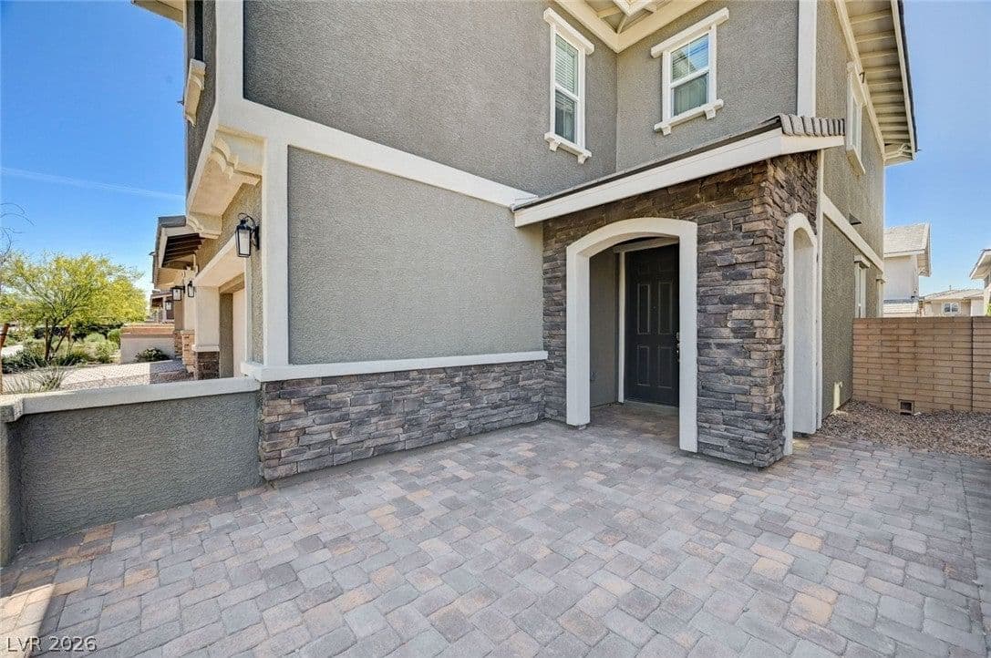 372 Silva Place photo 2