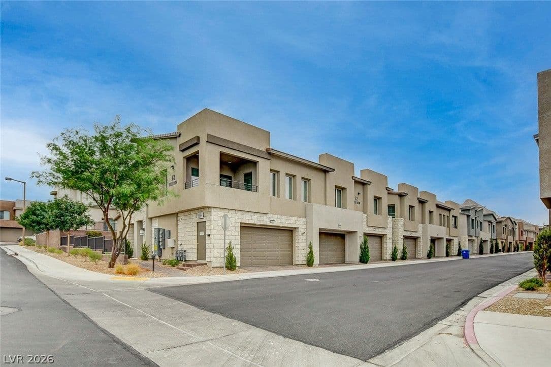 600 Carriage Hill Drive photo 3