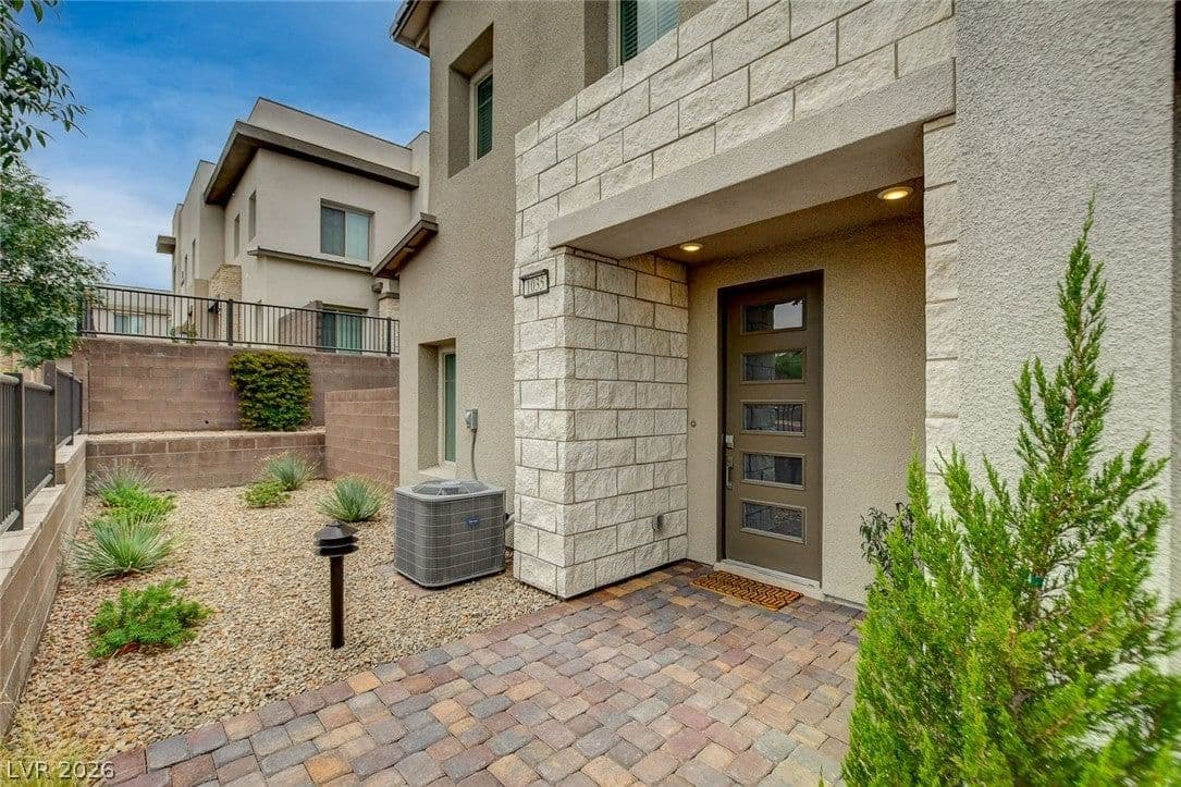 600 Carriage Hill Drive photo 2