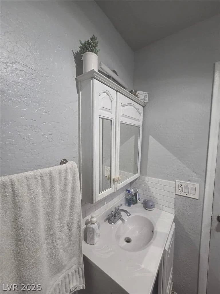 2036 Canterbury Drive photo 3