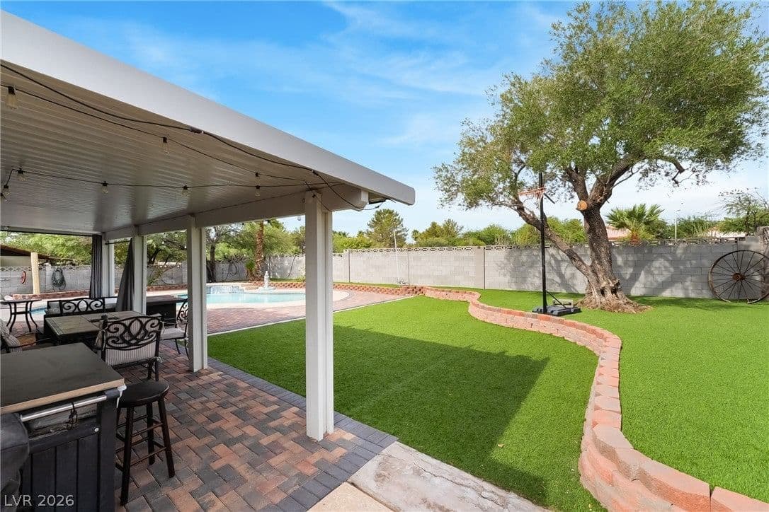 1404 Gloria Lane photo 3