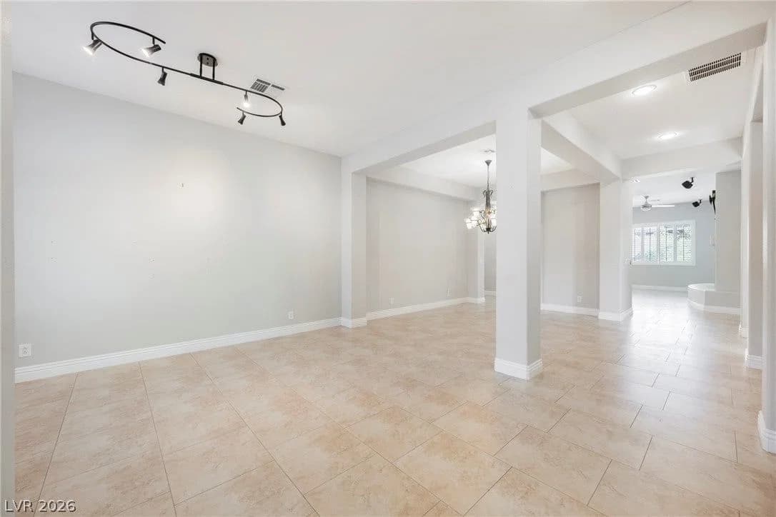 7270 Elessar Avenue photo 4