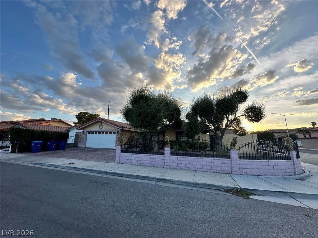 3811 Leisure Lane photo 2