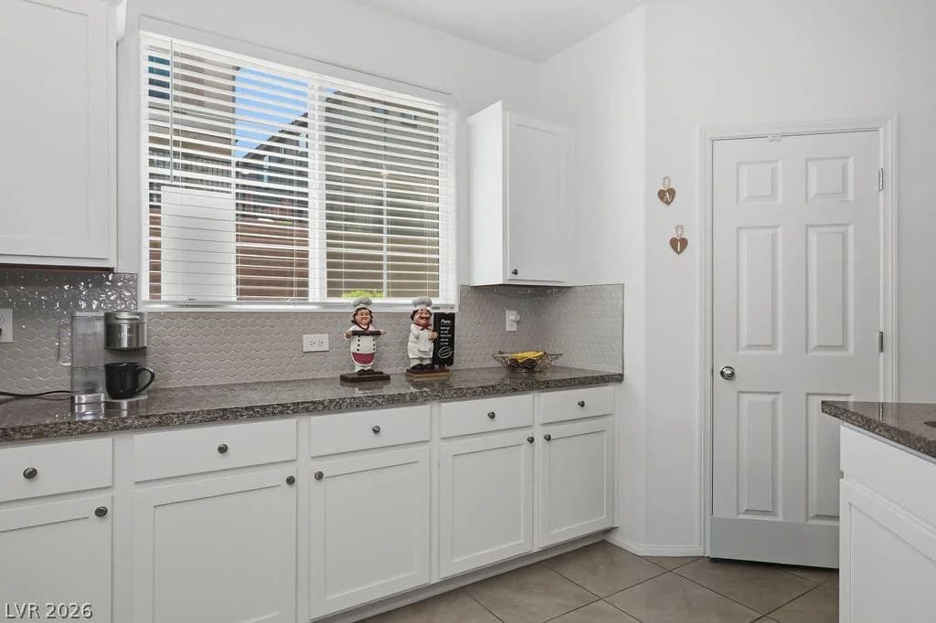1371 Graphite Avenue photo 5