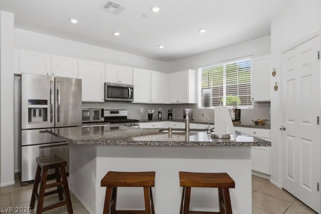 1371 Graphite Avenue photo 2