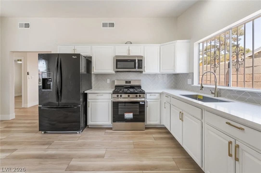 3926 Arizona Avenue photo 3