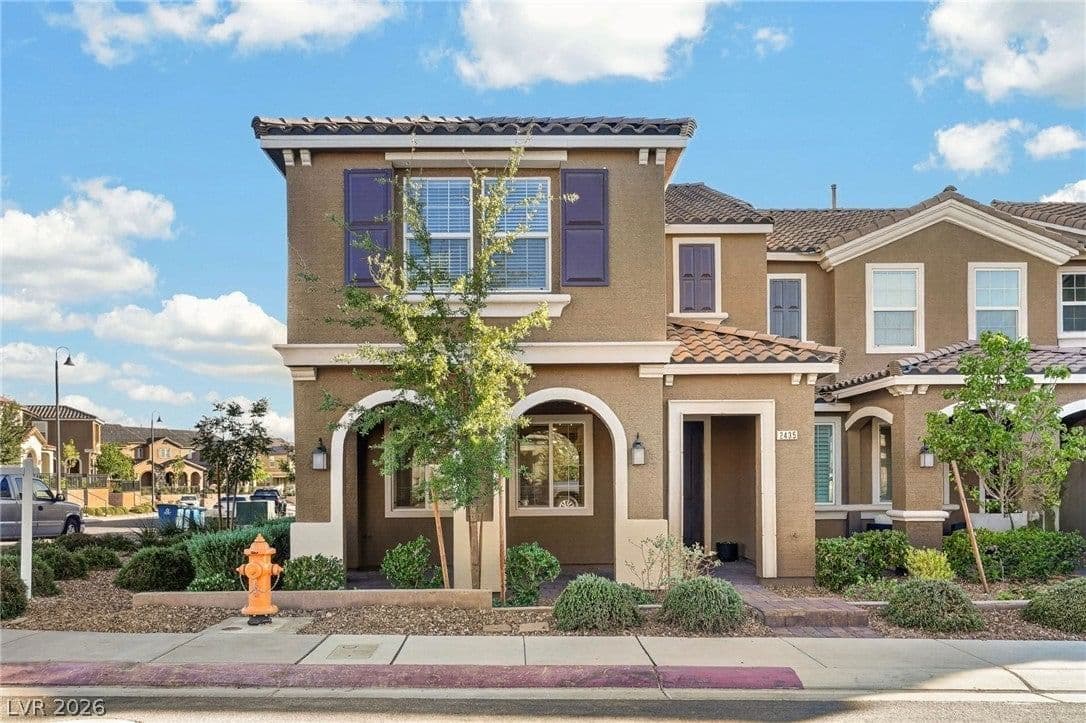 2435 Bellinzona Place photo 2