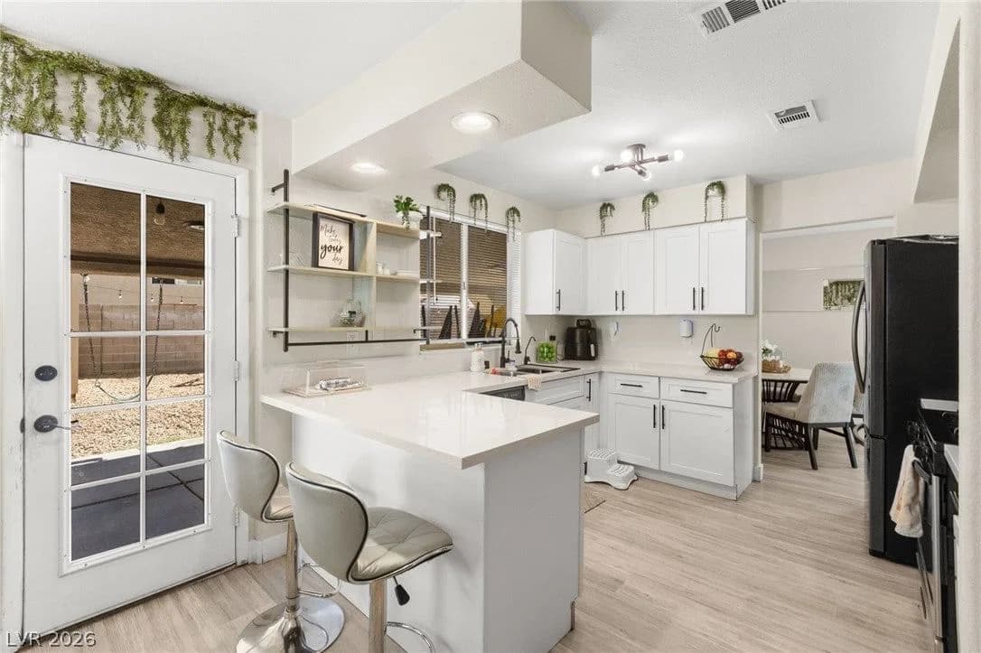 1404 Robin Street photo 2