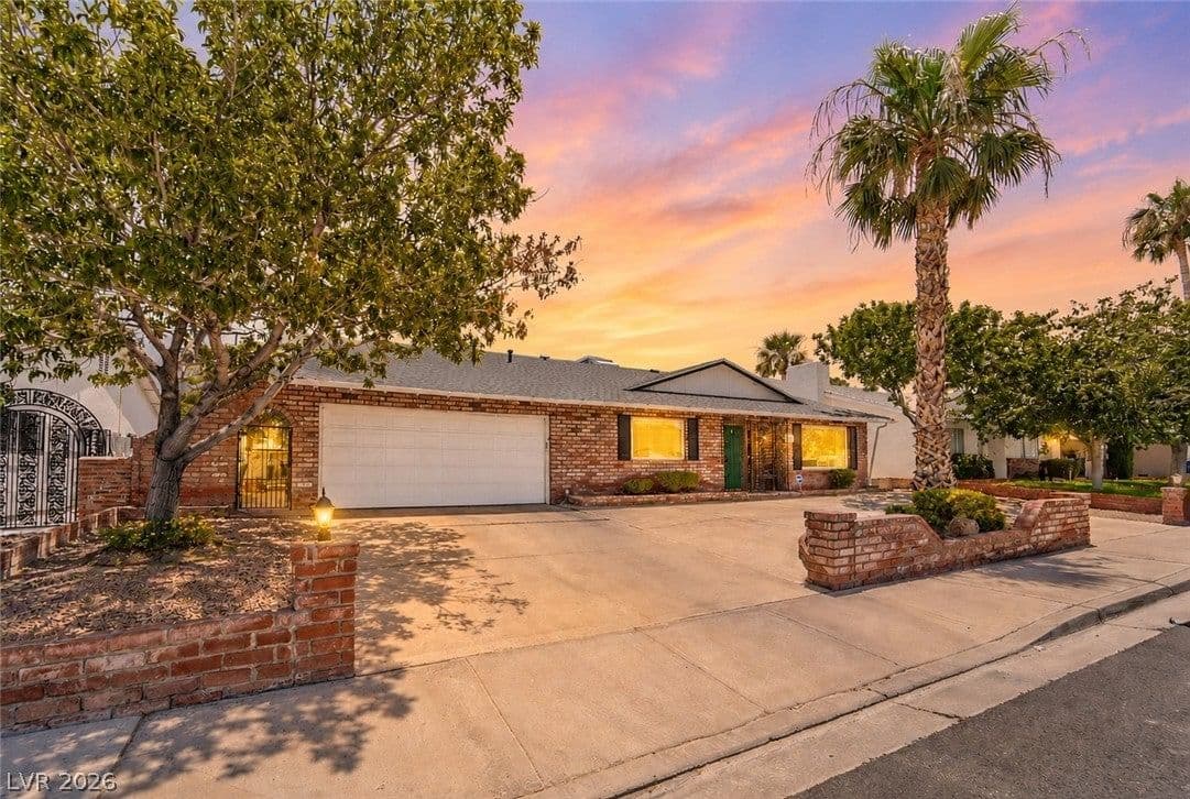 4656 Skyland Drive photo 2