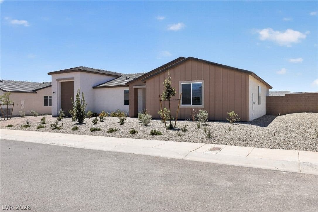 327 Sam Way photo 2