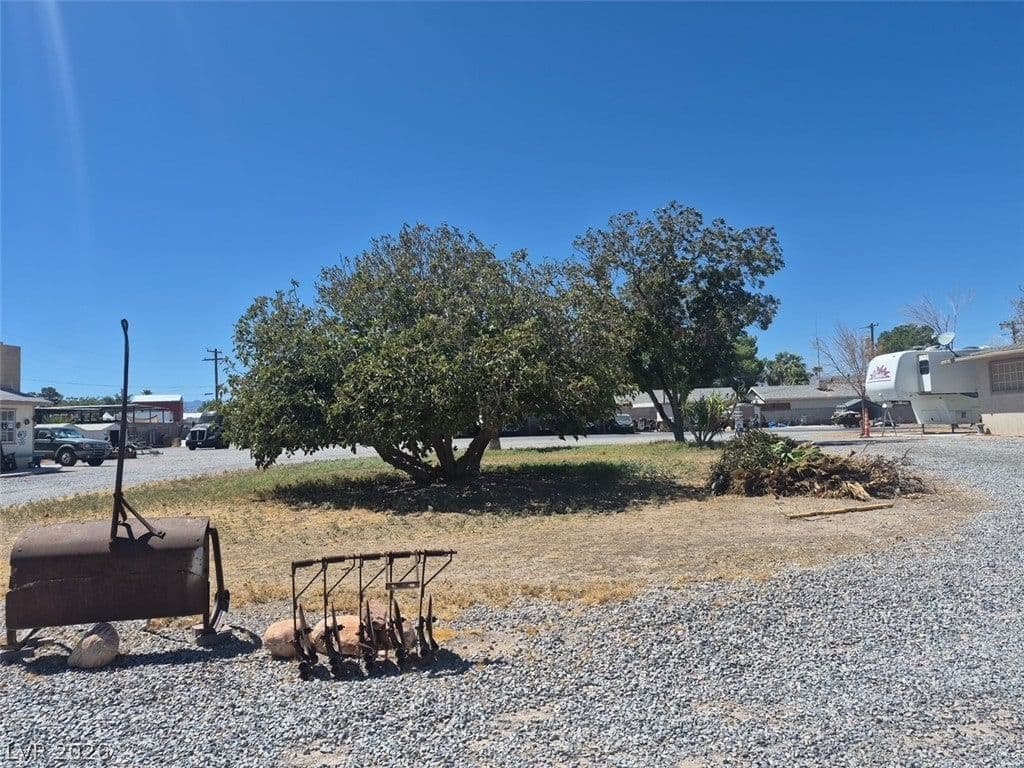5001 Gilmore Avenue photo 4