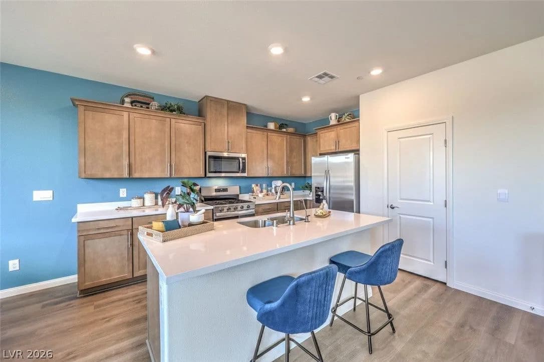 570 IVORY PEACOCK Avenue photo 5