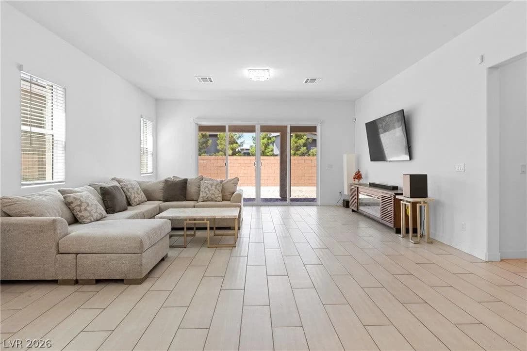 10205 Tumbaga Street photo 3