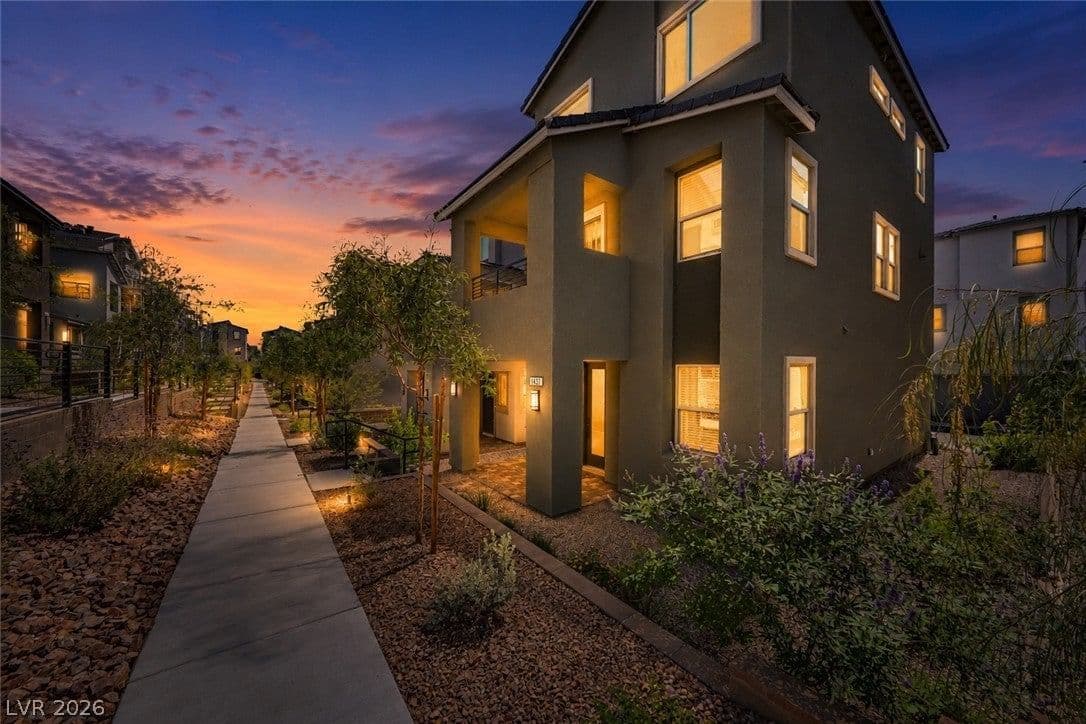 1437 Whistling Kite Street photo 2