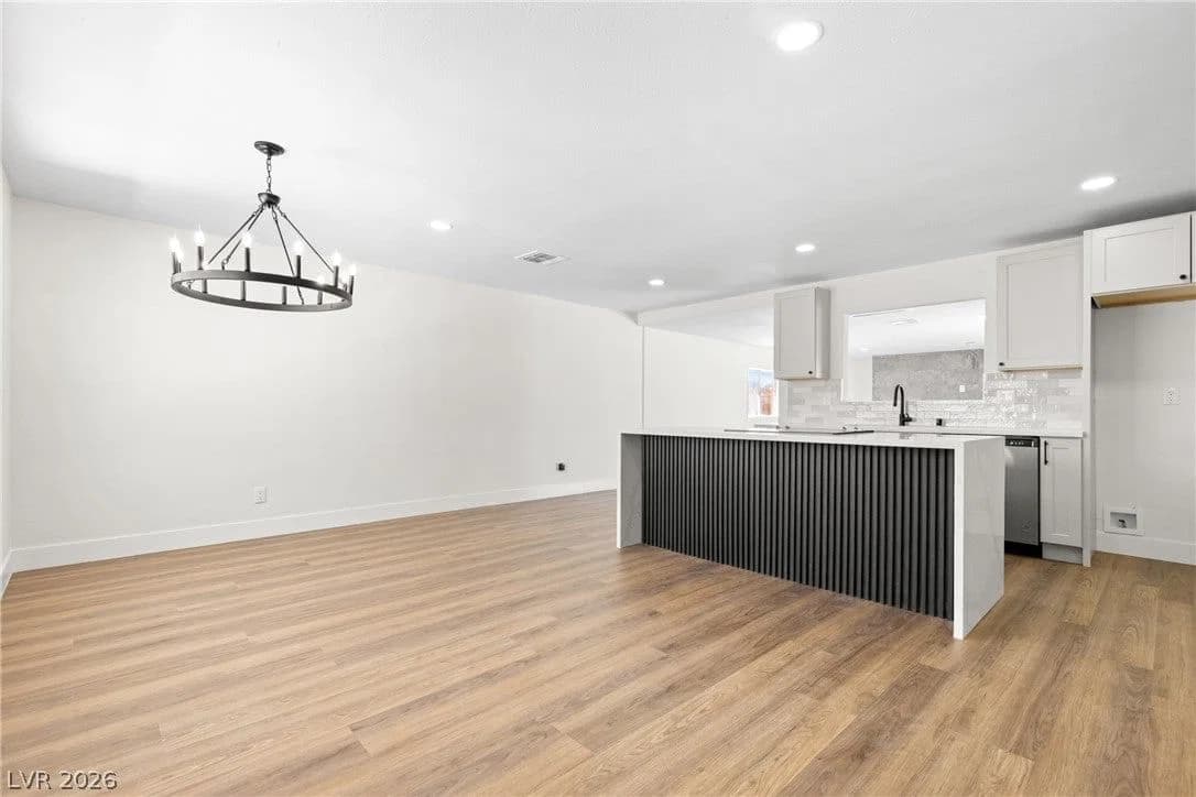 1921 Manhattan Drive photo 5