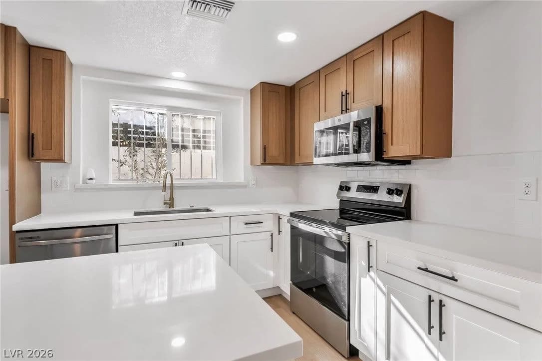 1813 Bracken Avenue photo 3