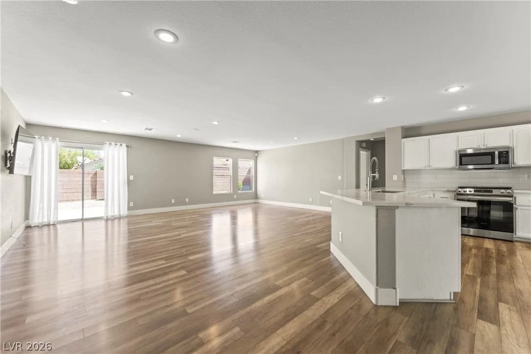2726 Watkins Glen Avenue photo 4