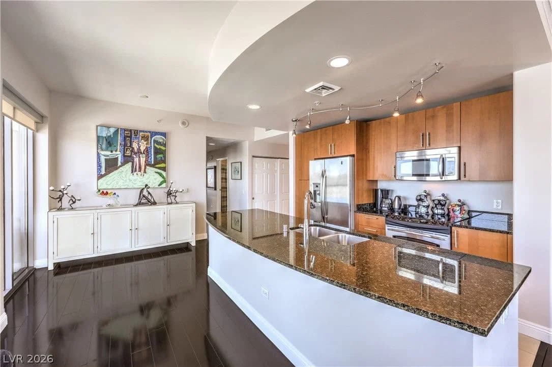 200 Sahara Avenue photo 3